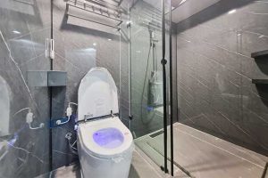 Toilet tự động