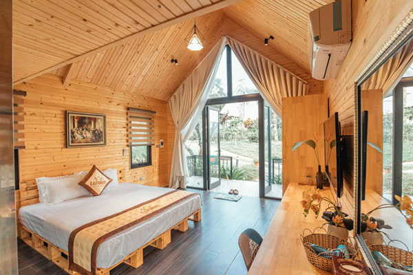 Phía trong một căn nhà bungalow gỗ