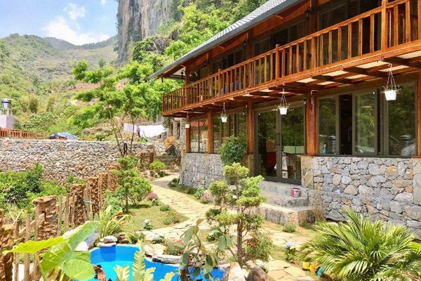 Homestay ở Đồng Văn, Hà Giang mang đến trải nghiệm gần gũi với thiên nhiên, với không gian xanh mát và tầm nhìn bao quát những dãy núi hùng vĩ của vùng cao nguyên đá