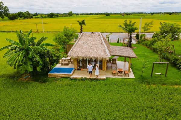 Nhà vườn homestay có vị trí thuận lợi, dễ dàng di chuyển đến các điểm du lịch và khám phá văn hóa địa phương