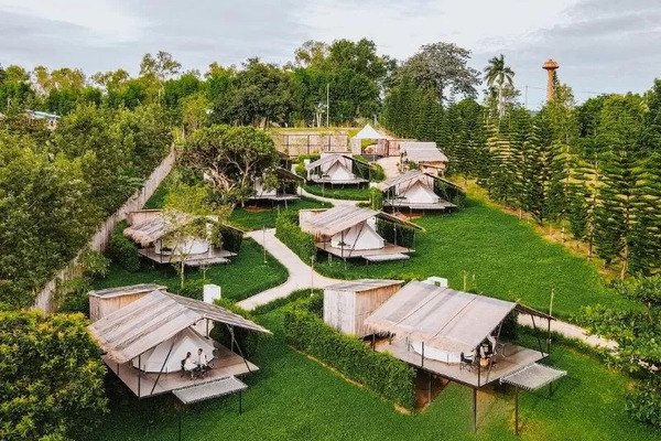 Nhà vườn homestay đáp ứng nhu cầu về không gian xanh và yên bình, mang đến cho du khách trải nghiệm thư giãn giữa thiên nhiên tươi mát và tĩnh lặng