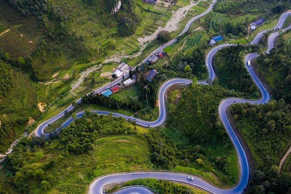 Trải nghiệm những cung đường đèo uốn lượn quanh co tại Đồng Văn, Hà Giang, nơi bạn có thể chiêm ngưỡng vẻ đẹp hoang sơ và kỳ vĩ của núi rừng Tây Bắc